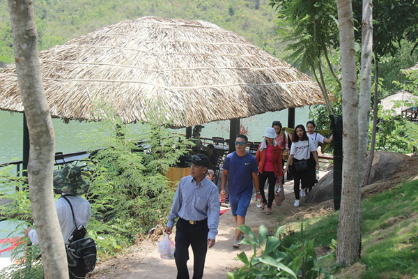 Du khách tham quan hồ Đá Hang.