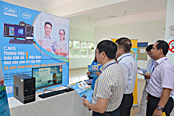 Máy tính CMS được đại diện các Sở Giáo dục quan tâm tìm hiểu tại chung kết Hội thi Tin học trẻ toàn quốc lần thứ 24, diễn ra tại Tp.Vũng Tàu ngày 10/8/2018.