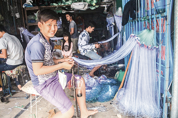 Hoạt động sản xuất ngư cụ tại Làng nghề đan lưới Thơm Rơm, quận Thốt Nốt, TP Cần Thơ.