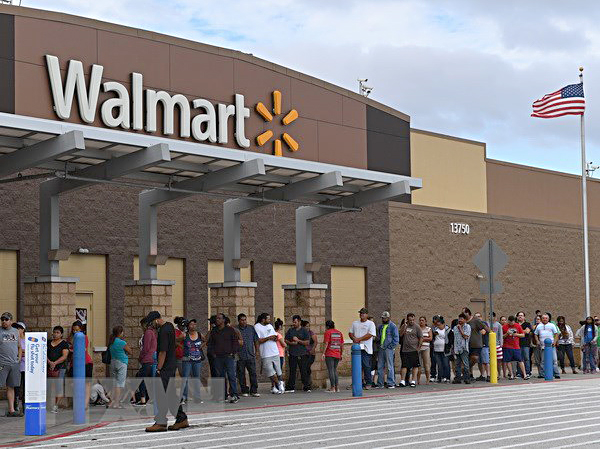 Người dân xếp hàng bên ngoài cửa hàng Walmart ở Houston, Texas.