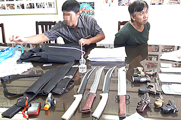 Trong vụ bắt đối tượng Nguyễn Ngọc Thiềng (ngụ tại phường 3, TP. Vũng Tàu) về hành vi mua bán ma túy, lực lượng Biên phòng phát hiện nhiều “hàng nóng”, vũ khí và công cụ hỗ trợ.