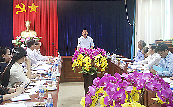 Đồng chí Nguyễn Văn Xinh, Ủy viên Ban Thường vụ Tỉnh ủy, Trưởng Ban Tuyên giáo Tỉnh ủy, Trưởng Ban Văn hóa - Xã hội HĐND tỉnh chủ trì buổi làm việc.