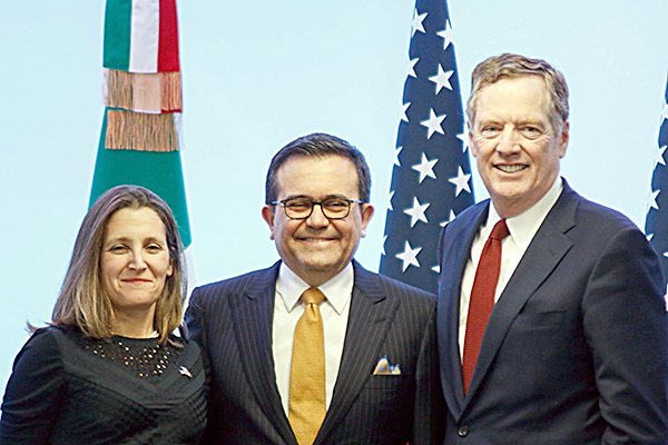 Bộ trưởng Kinh tế Mexico Ildefonso Guajardo (giữa), Đại diện thương mại Mỹ Robert Lighthizer (phải) và Ngoại trưởng Canada Chrystia Freeland tại cuộc họp báo sau vòng 7 tái đàm phán NAFTA ở Mexico City ngày 5-3.