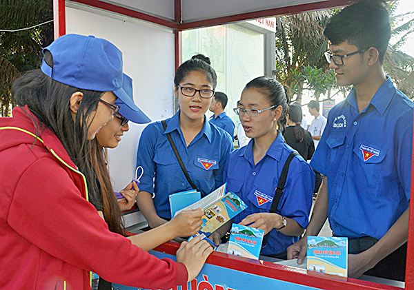 HS-SV trường CĐ Du lịch Vũng Tàu tham gia hỗ trợ du khách tại khu vực Bãi Sau (TP.Vũng Tàu).