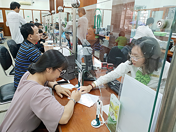 Khách hàng giao dịch tại Vietcombank, Chi nhánh BR-VT.