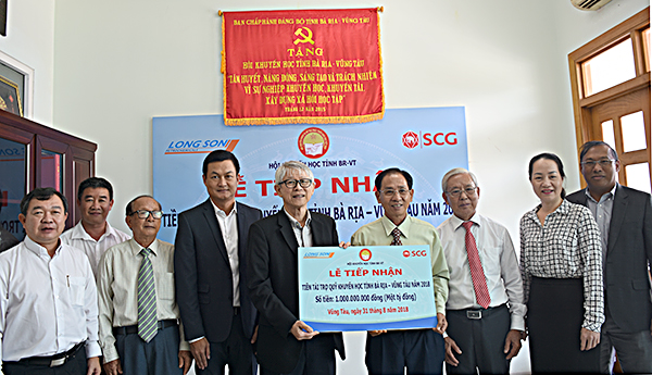 Ông Dhep Vongvanich, Giám đốc Điều hành quốc gia Tập đoàn SCG trao bảng tượng trưng tài trợ cho Quỹ khuyến học tỉnh.