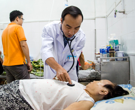 Bệnh nhân Nguyễn Thị Chiến (SN 1946, ở phường 1, TP.Vũng Tàu) được bác sĩ Bệnh viện Lê Lợi thăm khám và điều trị nhiễm trùng huyết đường tiêu hóa.