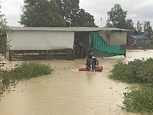 Nhà một hộ dân ở ấp 4, xã Tóc Tiên (TX.Phú Mỹ) bị ngập trong nước chiều 3-9.