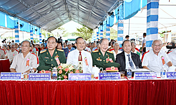 Các đại biểu và các cựu HS Trường Văn Lương tại buổi lễ. 