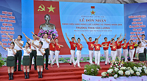 Tiết mục “Trái tim Việt Nam” do Đoàn Văn công Quân khu 7 biểu diễn tại buổi lễ.