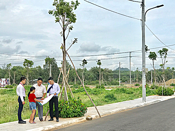 Khách hàng tìm hiểu khu đất phân lô của ông Võ Văn Thường.