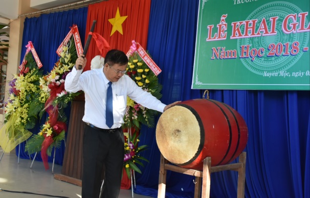 Đồng chí Nguyễn Văn Trình, Chủ tịch UBND tỉnh đánh trống khai giảng năm học mới tại trường THPT Xuyên Mộc. Ảnh: TUYẾT MAI