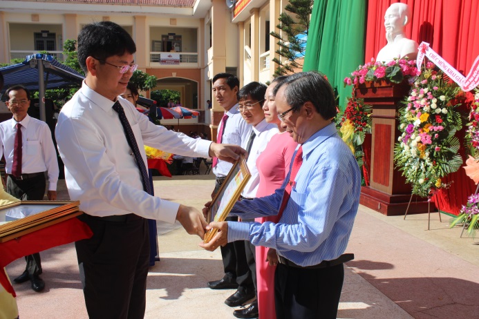 Đồng chí Nguyễn Thanh Tịnh, Phó Chủ tịch UBND trao Bằng khen của UBND tỉnh cho các cá nhân có thành tích xuất sắc tại Trường THPT Vũng Tàu. Ảnh: Khánh Chi