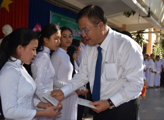 Đồng chí Nguyễn Văn Trình, Chủ tịch UBND tỉnh tặng học bổng cho HS nghèo vượt khó tại Trường THPT Xuyên Mộc. Ảnh: TUYẾT MAI