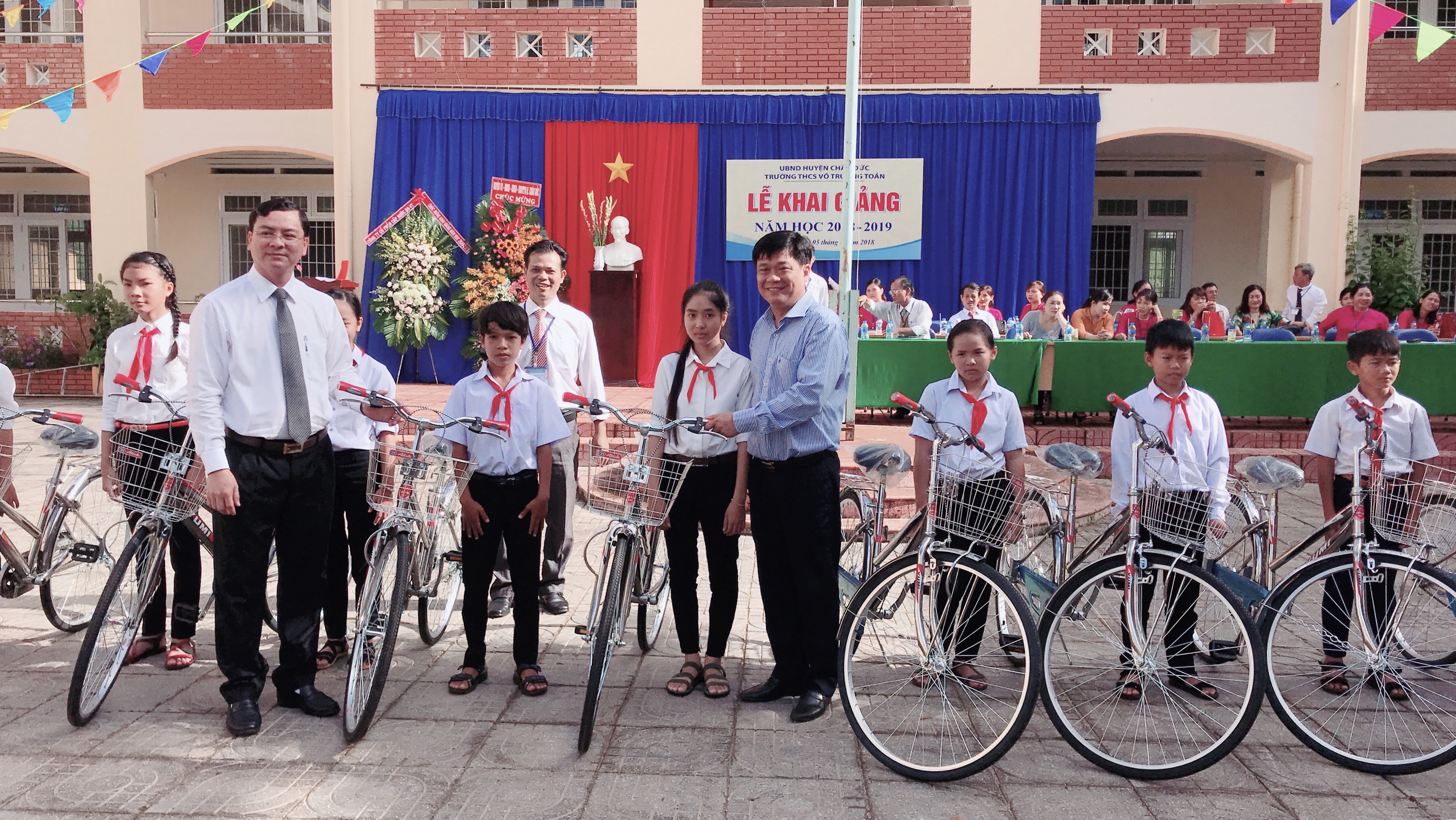Ông Nguyễn Công Vinh, Chủ tịch UBND huyện Châu Đức và ông Nguyễn Châu Trực, Phó Tổng Giám đốc BWACO (phải) đến dự Lễ khai giảng và tặng 20 chiếc xe đạp (2 triệu đồng/chiếc) do BWACO tài trợ cho HS có hoàn cảnh khó khăn của Trường THCS Võ Trường Toản (huyện Châu Đức). Ảnh: Minh Tâm