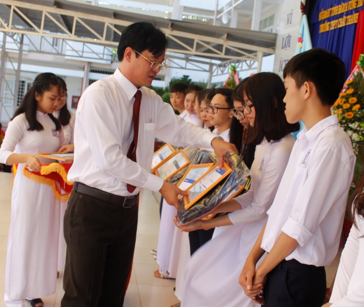 Ông Trần Quốc Khang, Giám đốc Ngân hàng Sacombank Chi nhánh Bà Rịa đến dự Lễ khai giảng và tặng 10 suất học bổng (1 triệu đồng/suất) cho HS nghèo, học giỏi của Trường THPT Châu Thành (TP.Bà Rịa).