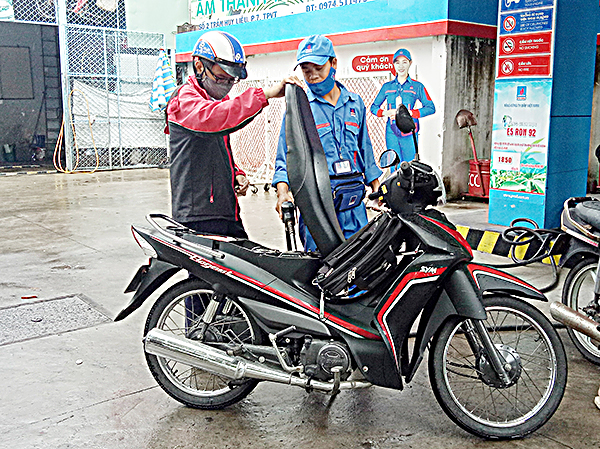 Khách hàng đổ xăng tại cửa hàng xăng dầu số 8 trên đường Lê Lợi, TP. Vũng Tàu.
