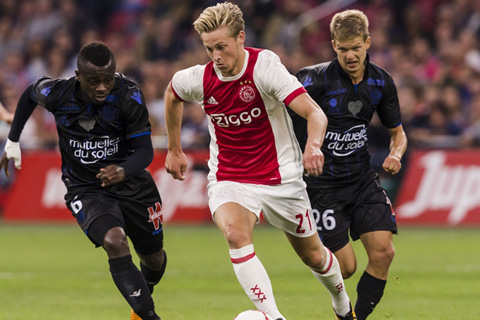 Thay vì nuôi dưỡng các tài năng trẻ ở La Masia, Barcelona đang nhắm tới Frenkie De Jong (giữa)  của CLB Ajax Amsterdam.