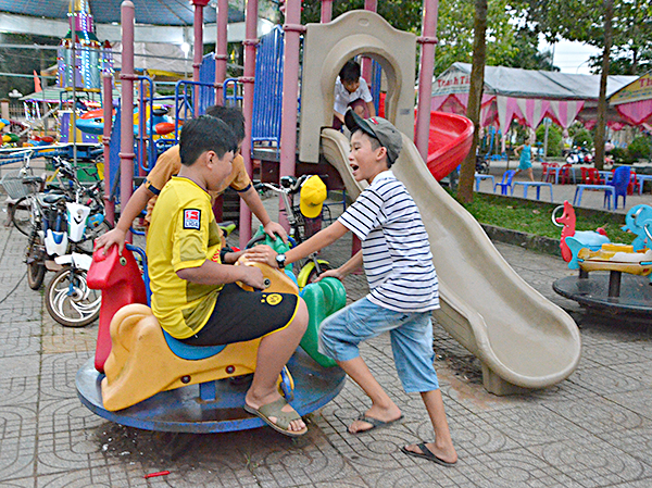 Trẻ em vui chơi tại Trung tâm VHTT-HTCĐ xã Kim Long.