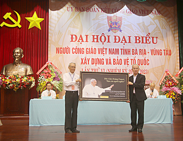 Linh mục Trần Xuân Mạnh, Quyền Chủ tịch, kiêm Tổng Thư ký UBĐK Công giáo Việt Nam tặng bức tranh của UBĐK Công giáo Việt Nam cho UBĐK Công giáo Việt Nam tỉnh.