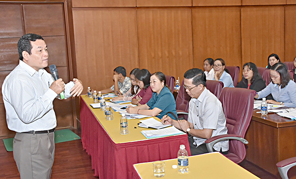 Đồng chí Trần Thanh Bình, Phó Vụ Trưởng Vụ Tổ chức-Cán bộ, giảng viên lớp tập huấn, hướng dẫn nội dung đánh giá năng lực của công chức ngành Tổ chức xây dựng Đảng.
