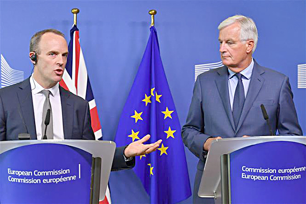 Bộ trưởng phụ trách Brexit của Anh Dominic Raab (trái) và Trưởng đoàn đàm phán Brexit của EU Michel Barnier tại cuộc họp báo ở Brussels, Bỉ ngày 31-8.