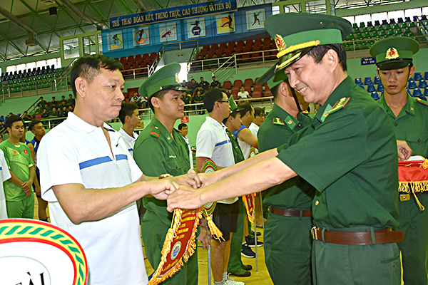 Đại tá Nguyễn Văn Thống, Phó Chính ủy Bộ Chỉ huy BĐBP tỉnh tặng cờ lưu niệm cho các đội dự giải.