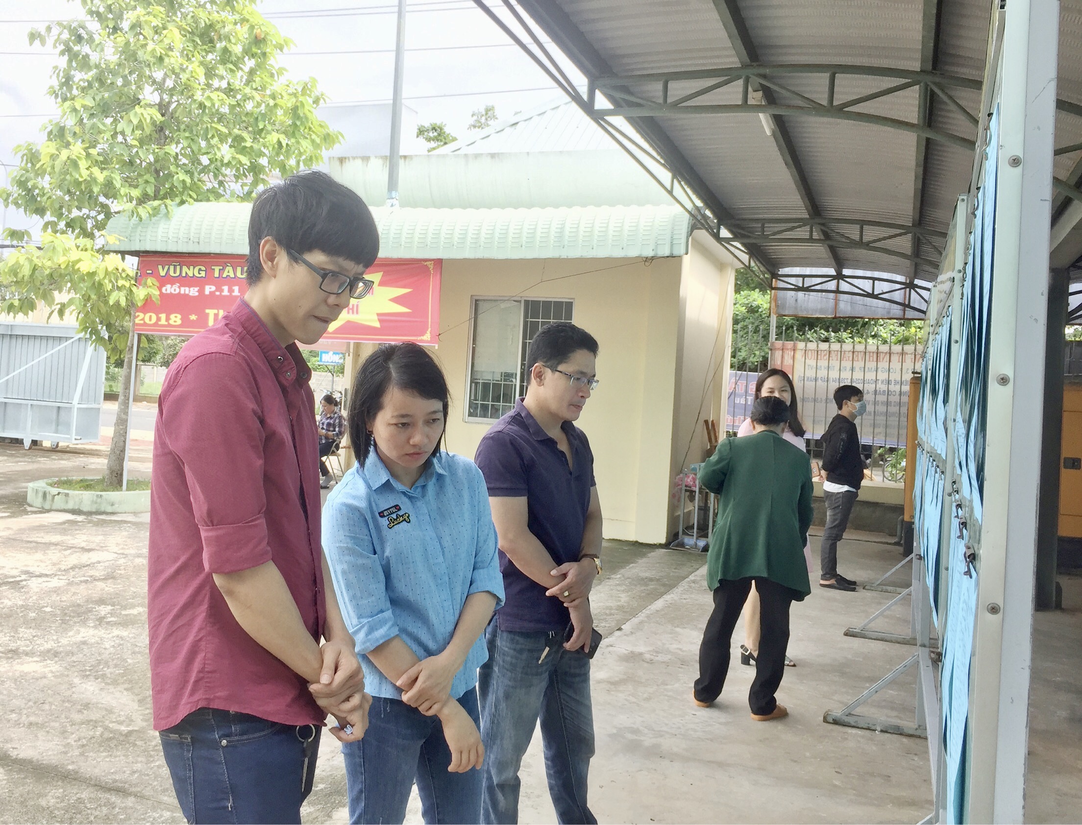 Người lao động tham gia tìm việc tại Phiên giao dịch việc làm lần thứ 7 năm 2018. 