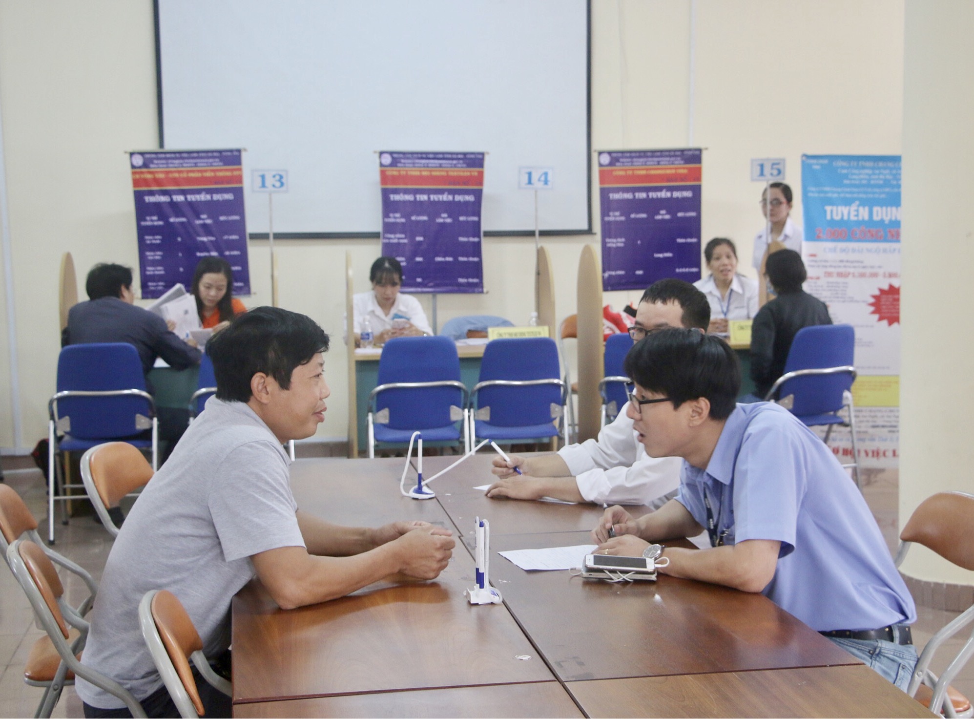 Người lao động (trái) được đại diện Công ty TNHH Changchun Vina (huyện Long Điền) phỏng vấn trực tiếp tại Phiên giao dịch việc làm lần thứ 7 năm 2018. 