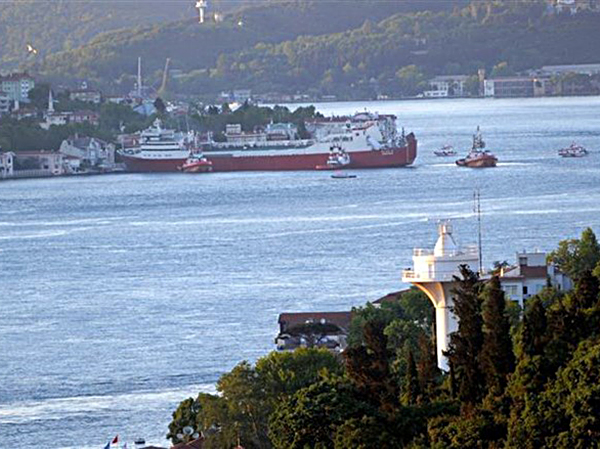 Tàu thuyền di chuyển trên eo biển Bosporus, Istanbul, Thổ Nhĩ Kỳ.