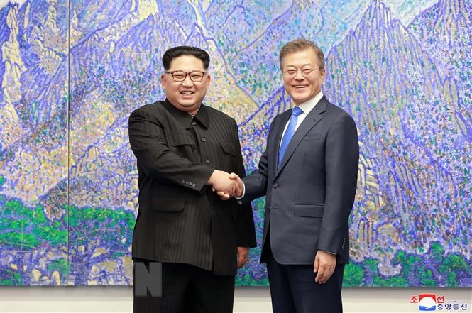 Tổng thống Hàn Quốc Moon Jae-in và nhà lãnh đạo Triều Tiên Kim Jong-un tại hội nghị thượng đỉnh liên Triều lần thứ nhất ở làng đình chiến Panmunjom ngày 27-4.