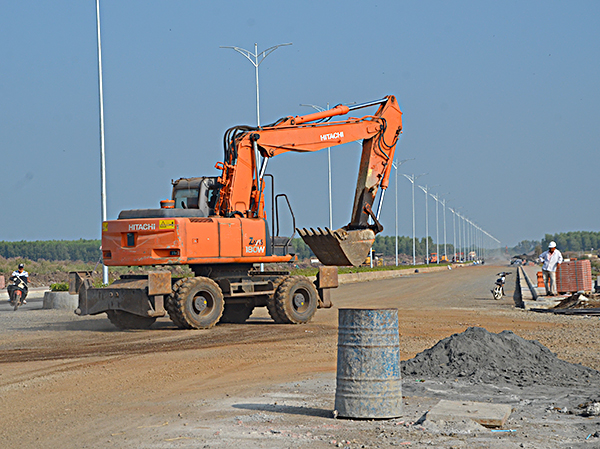 Thi công hạ tầng giao thông trong KCN Đất Đỏ I (huyện Đất Đỏ).