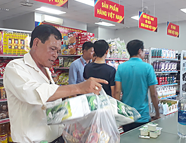 Người dân Côn Đảo mua hàng hóa, thực phẩm trong ngày khai trương điểm bán hàng Việt.