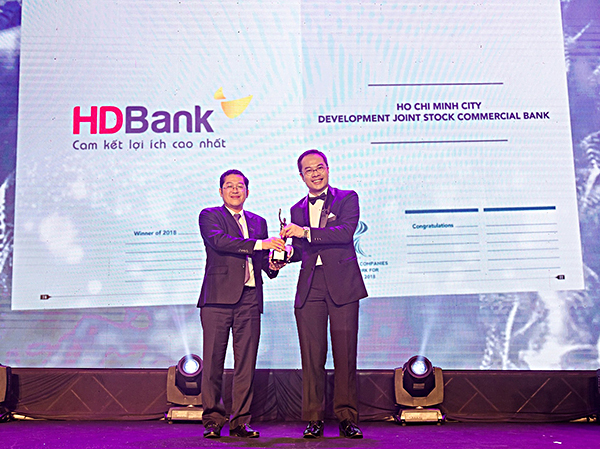 Ông Phạm Quốc Thanh, Phó Tổng Giám đốc HDBank (trái) nhận giải “Nơi làm việc tốt nhất châu Á 2018”.