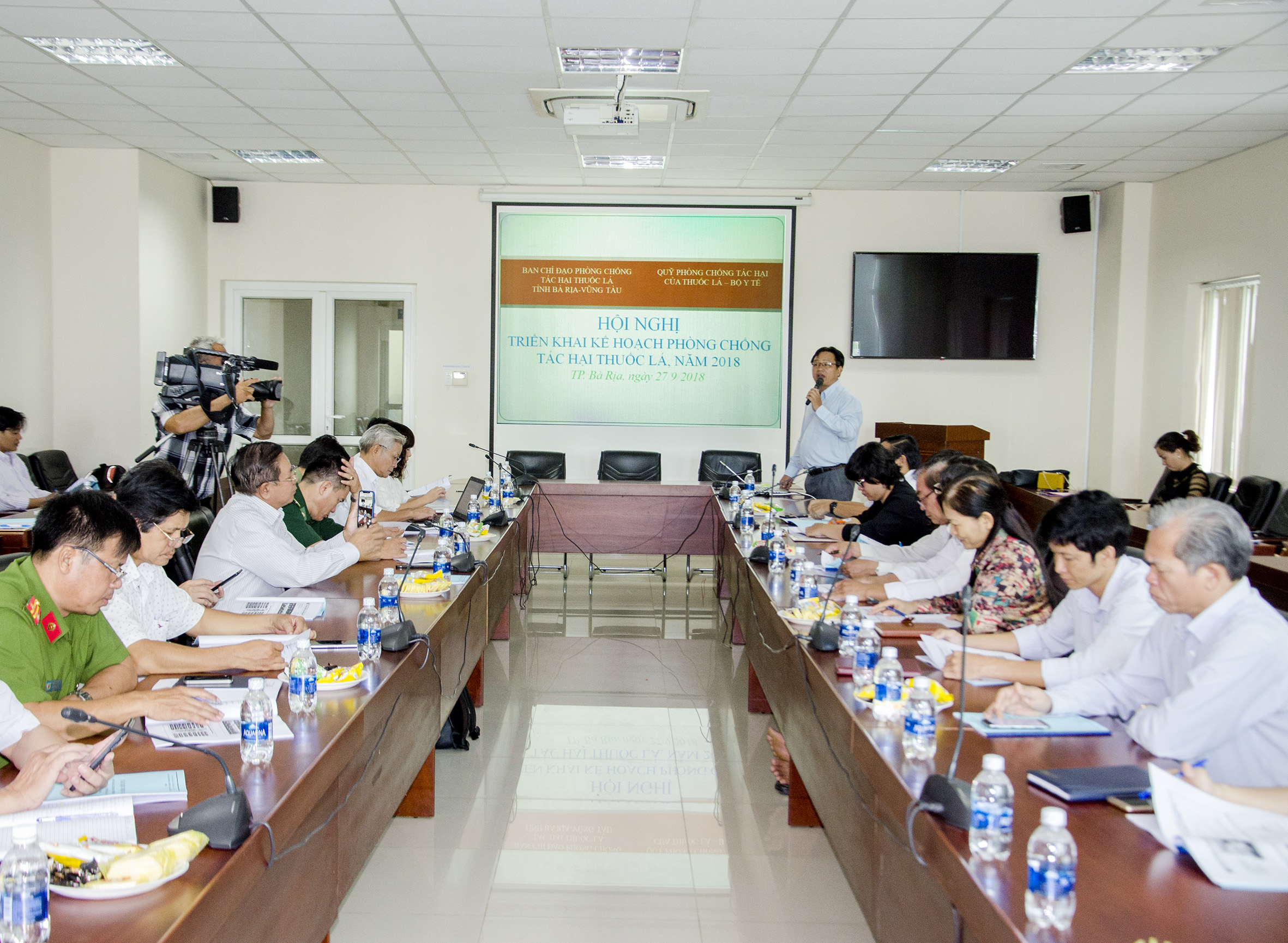 Bác sĩ Nguyễn Văn Lên, Giám đốc Trung tâm Truyền thông - Giáo dục sức khỏe tỉnh báo cáo tình hình phòng, chống tác hại của thuốc lá  tại hội nghị.