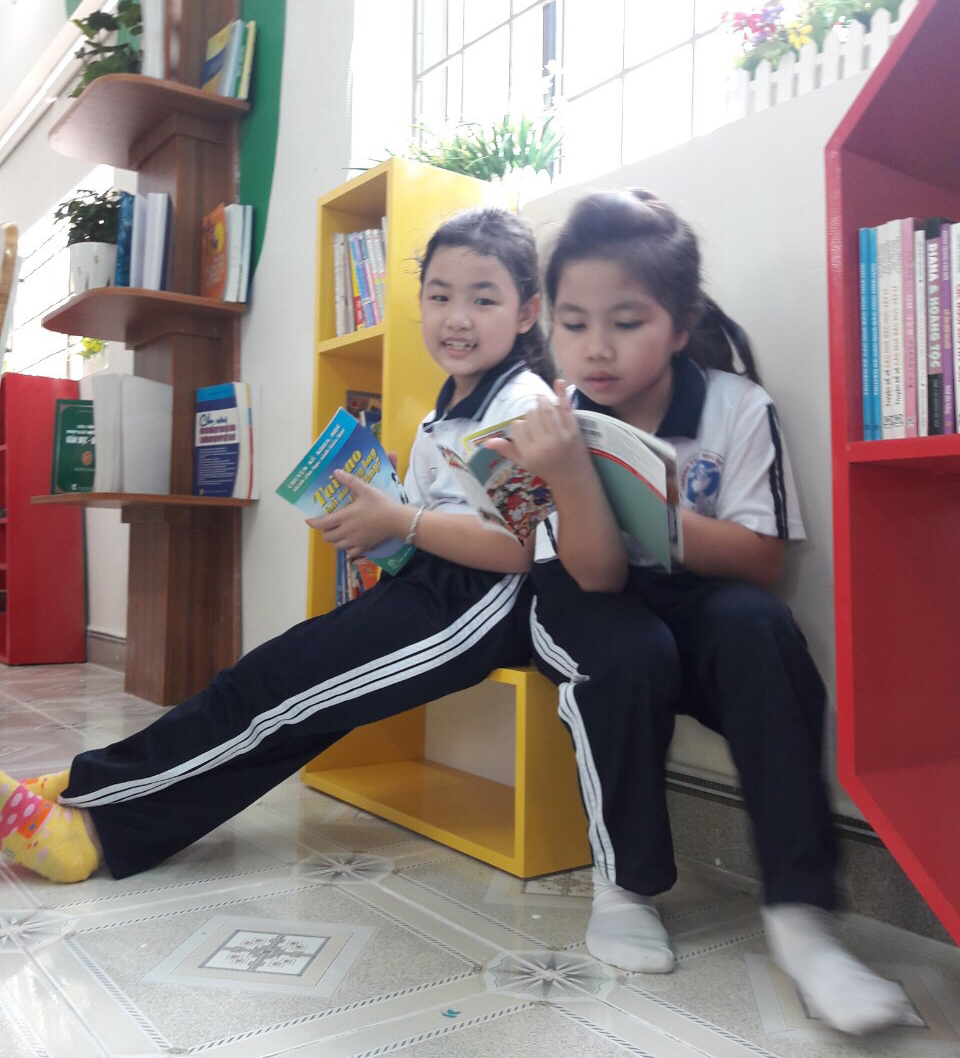 Các em HS Trường TH Hạ Long đọc sách tại “Thư viện thân thiện”.