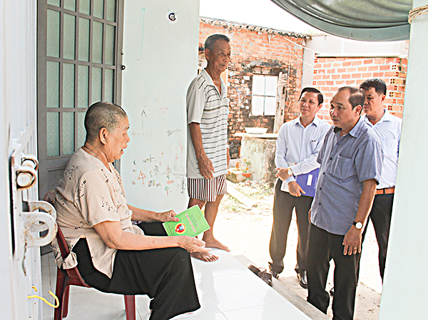 Ban Văn hóa - Xã hội HĐND tỉnh khảo sát thực tế tại gia đình ông Ngô Văn Tốt, tổ 1, khu phố Phước Điền, thị trấn Phước Hải, huyện Đất Đỏ.