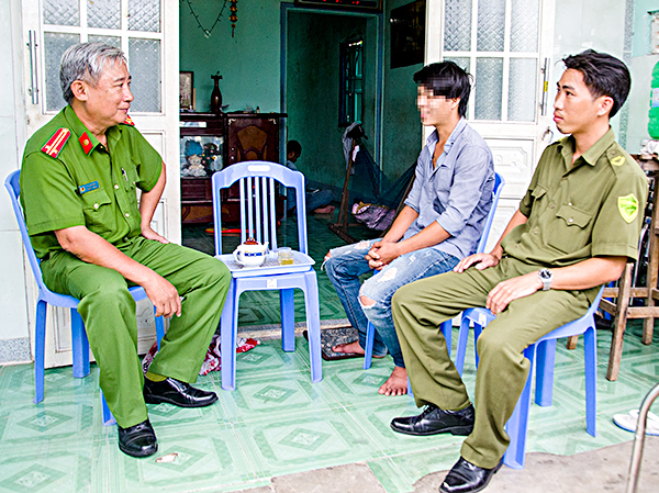 Tổ công tác của Công an xã Phước Tỉnh (huyện Long Điền) thăm hỏi, động viên Nguyễn Thanh H. (giữa) sau khi chấp hành xong án phạt tù trở về địa phương. 