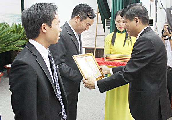 Đồng chí Trần Văn Tuấn, Phó Chủ tịch HĐND tỉnh trao Bằng khen của UBND tỉnh cho các tập thể, cá nhân đạt thành tích xuất sắc. 
