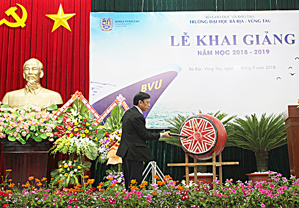 GS.TSKH Hoàng Văn Kiếm, Hiệu trưởng Trường ĐH BR-VT đánh trống khai giảng năm học mới. 