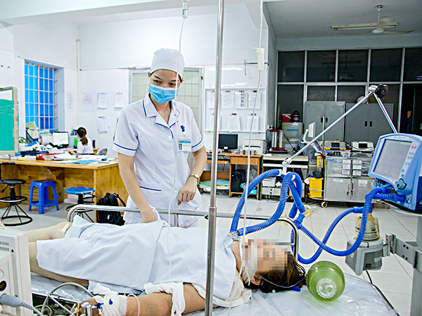 Nhân viên y tế của Bệnh viện Lê Lợi (TP.Vũng Tàu) chăm sóc bệnh nhân bị sét đánh sáng 30-9.