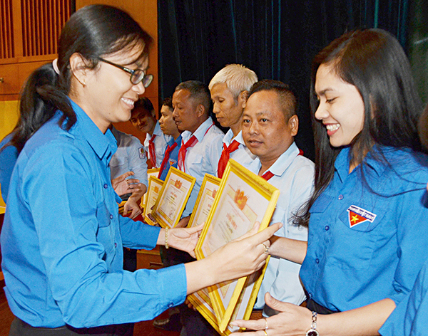Chị Hồ Thị Ánh Tuyết, Phó Bí thư Tỉnh Đoàn, Chủ tịch Hội đồng Đội tỉnh trao Bằng khen cho cá nhân có thành tích xuất sắc trong công tác Đoàn, Hội, Đội trường học năm học 2017-2018.
