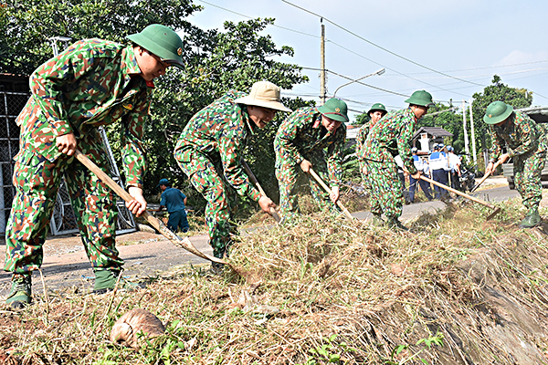 Chiến sĩ LLVT tỉnh vệ sinh môi trường, phát quang, khơi thông cống rãnh tại xã Bàu Lâm (huyện Xuyên Mộc).