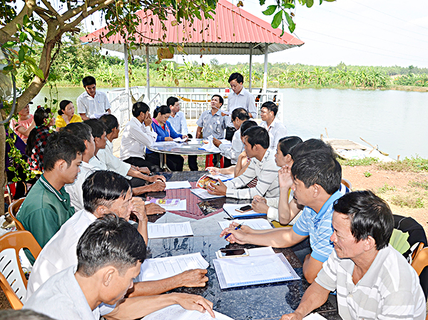 Nông dân xã Suối Rao (huyện Châu Đức) cùng chia sẻ kỹ thuật nuôi cá nước ngọt mô hình Dân vận khéo “Xây dựng tổ, hội nghề nghiệp và tiến tới thành lập HTX nuôi cá nước ngọt” của Hội Nông dân xã. 