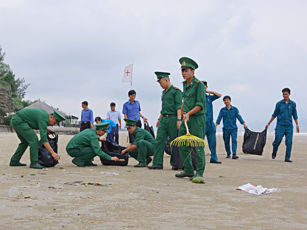 Bộ đội Đồn Biên phòng Chí Linh và đoàn viên, thanh niên phường 10, TP.Vũng Tàu dọn dẹp vệ sinh môi trường bờ biển. 