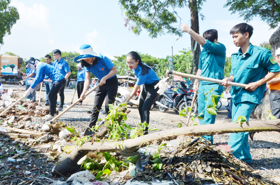 Đoàn viên, thanh niên dọn vệ sinh môi trường tại đường Bình Giã (phường Rạch Dừa, TP.Vũng Tàu).