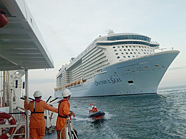 Tàu SAR 413 tiếp cận tàu khách du lịch OVATION OF THE SEAS.