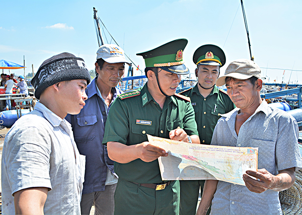 Cán bộ Đồn Biên phòng Bình Châu tuyên truyền quy định pháp luật về đánh bắt hải sản và bảo vệ hành lang an toàn các công trình dầu khí cho bà con ngư dân vào ngày 10-4-2018 tại cảng Bến Lội - Bình Châu.