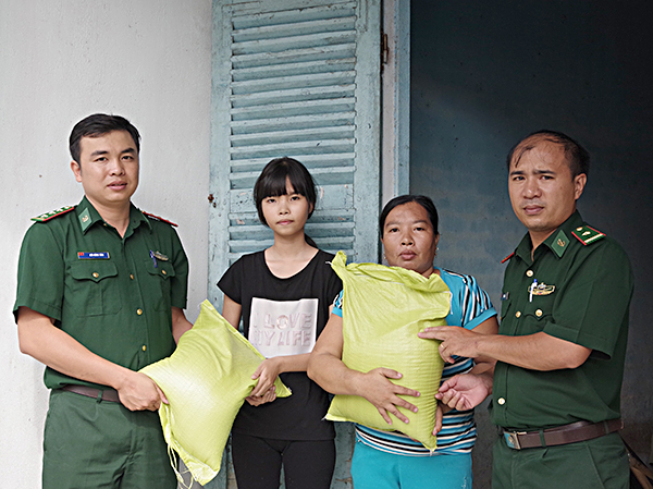 Tặng gạo cho người nghèo nơi biên giới biển tại xã Long Sơn, TP.Vũng Tàu ngày 8-8-2018.