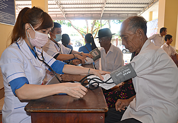 Đoàn viên, thanh niên Sở Y tế khám bệnh cho người nghèo xã Bình Châu (huyện Xuyên Mộc). Ảnh: MINH NHÂN